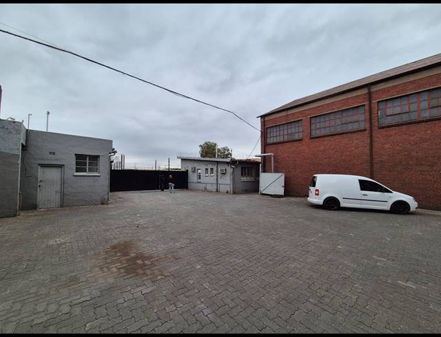 700M² WAREHOUSE TO LET IN DRIEHOEK